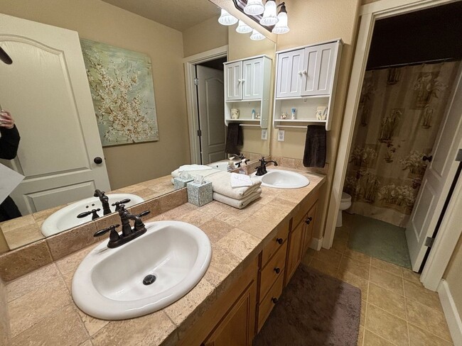 Building Photo - Beautiful and Spacious 4 Bed/2.5 Bath Home...