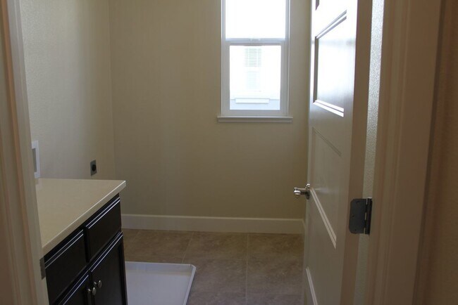 Building Photo - Luxury Town Home Available