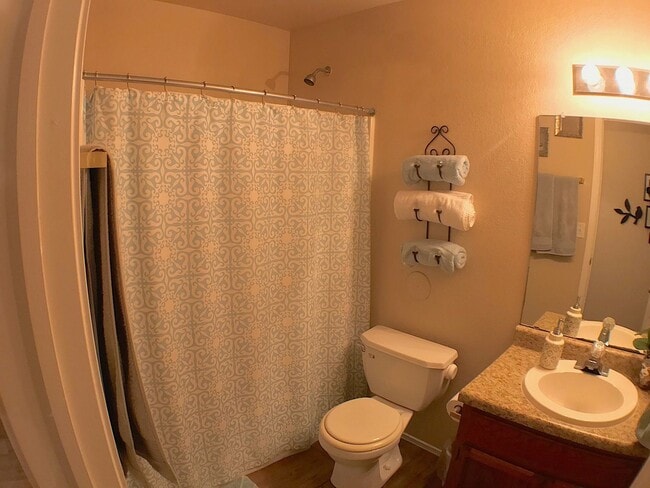 Building Photo - East El Paso 3bed/2bath Refrig A/C!