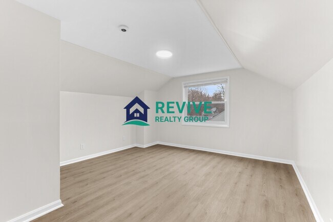 Building Photo - 131 Doremus Ave