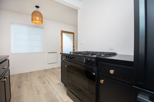 Building Photo - Stylishly Remodeled 1 Bed/1Bath in Crown P...