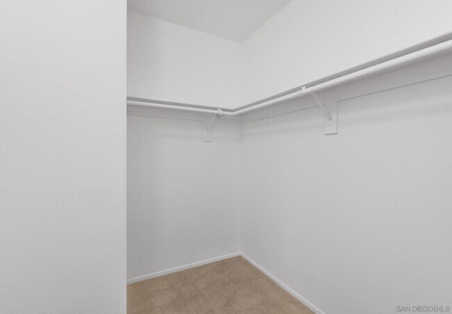 Building Photo - 418 Summer View Cir