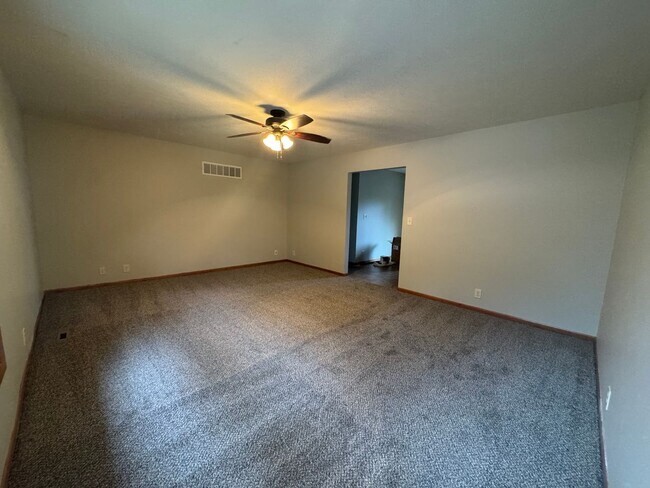 Building Photo - **DEPOSIT SPECIAL** 3 bedroom, 2 bath town...