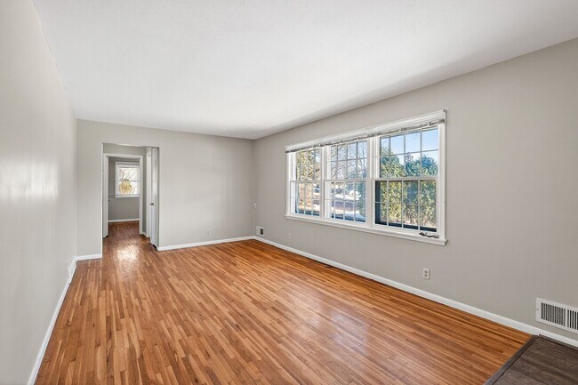 Building Photo - Great Location