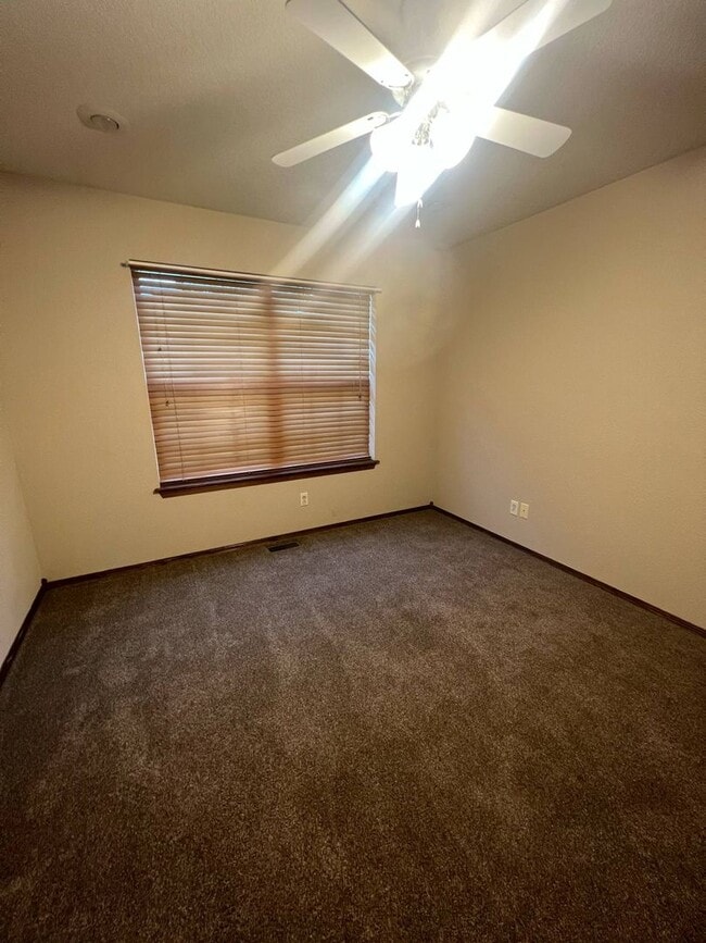 Building Photo - BEAUTIFUL 3 BEDROOM / 2 BATHROOM HOUSE IN ...