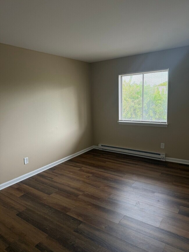 Building Photo - 1351 Monomoy St