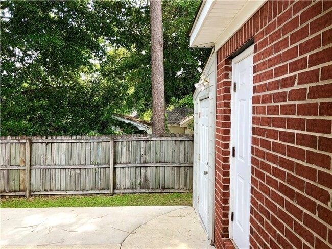 Building Photo - 854 Louise Ave