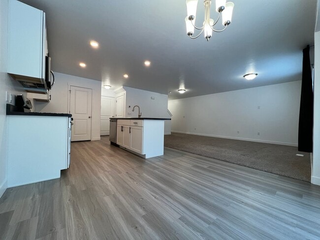 Building Photo - 3 Bd/2 Ba Townhouse in Herriman