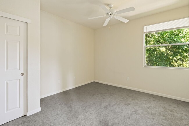 Building Photo - 5201 Laguna Oaks Dr