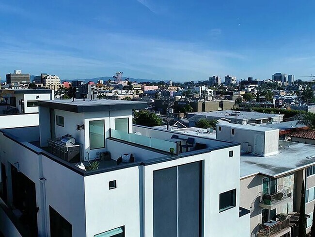 Building Photo - RARE Luxurious 3 Bedroom + Office in Hillcrest / Mission Hills