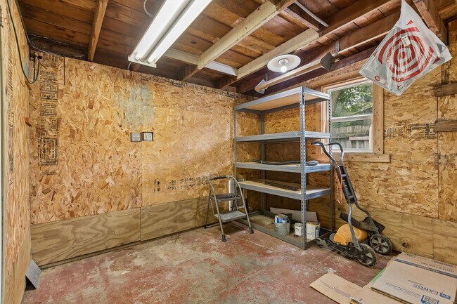 Building Photo - Charming 3-Bedroom Home in a Prime Aksarben Location!