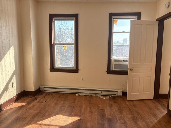 Building Photo - 3 Bedroom 1 Bath Large Rooms-York City SD