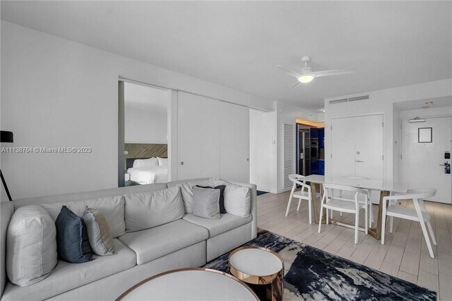 Building Photo - 3101 Bayshore Dr