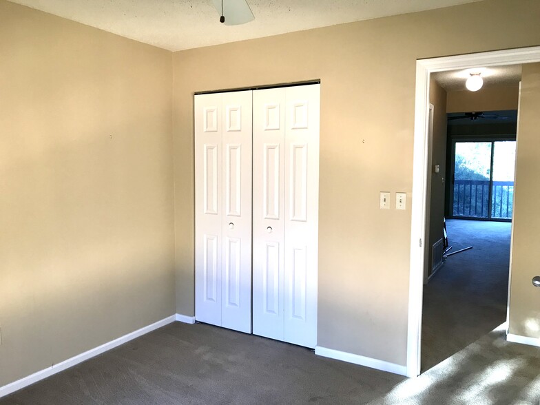 Second bedroom with closet - 3173 Windcrest Dr NE