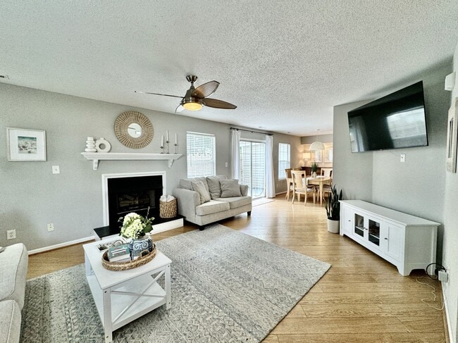 Building Photo - 2-Bedroom Condo Ready 08-01-24! Community ...