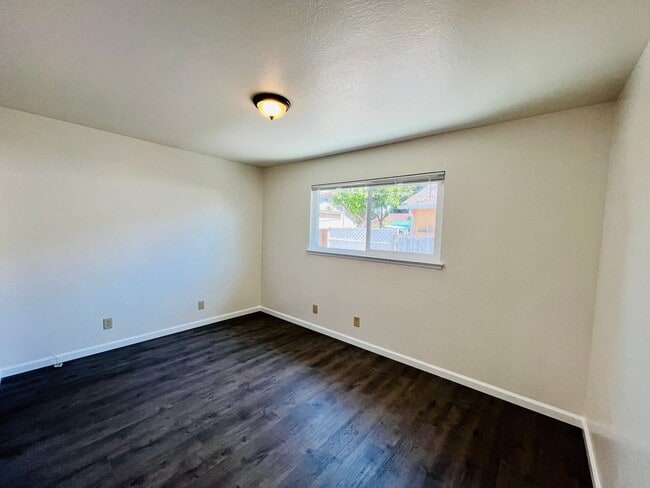 Building Photo - 108 Gladys Ave