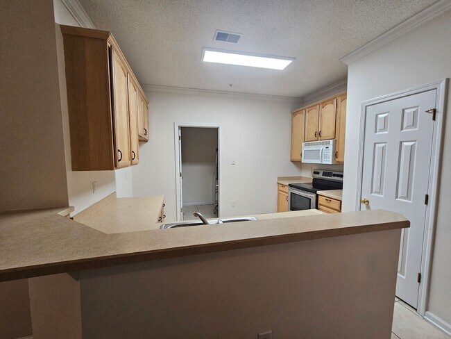 Building Photo - 5840 Longwood Dr