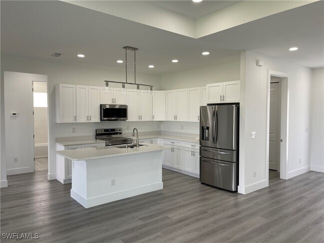 Building Photo - 821 Newell St E