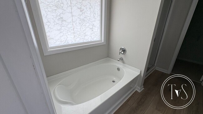 Building Photo - RATE DROP ALERT (was $2400/month) and SUMM...