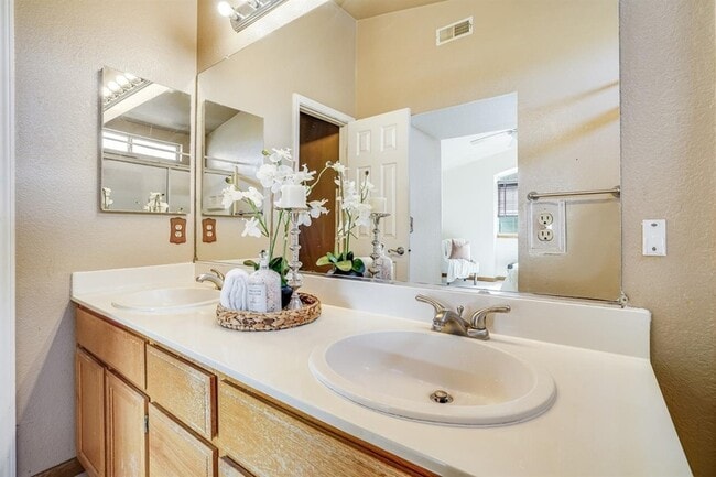 Building Photo - 1561 Spring Ct