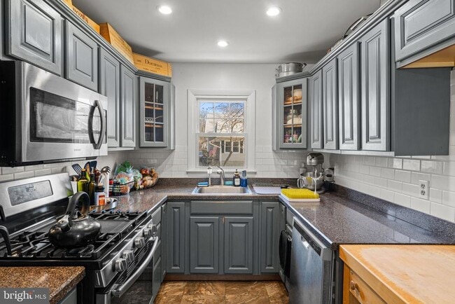 Building Photo - 268 Maple Ave