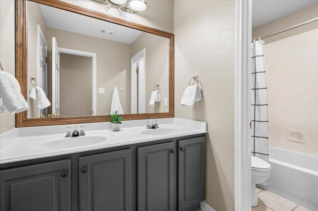 Building Photo - 920 Savanna Ln