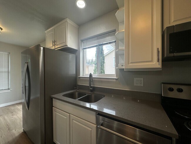 Building Photo - 4324 Hoyt Ave