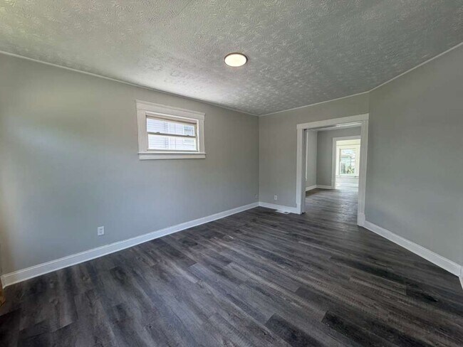Building Photo - Comfortable & Convenient West Side Living