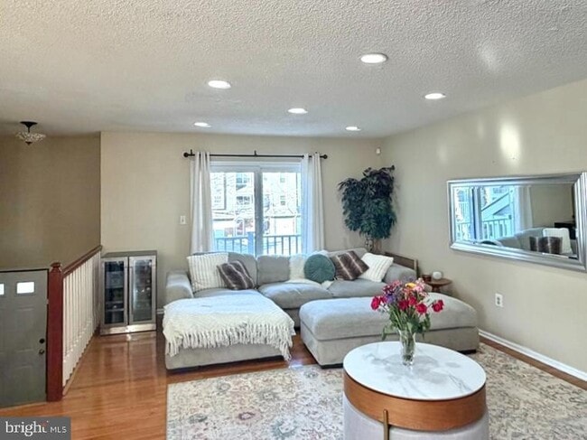 Building Photo - 2 HALSTEAD Pl