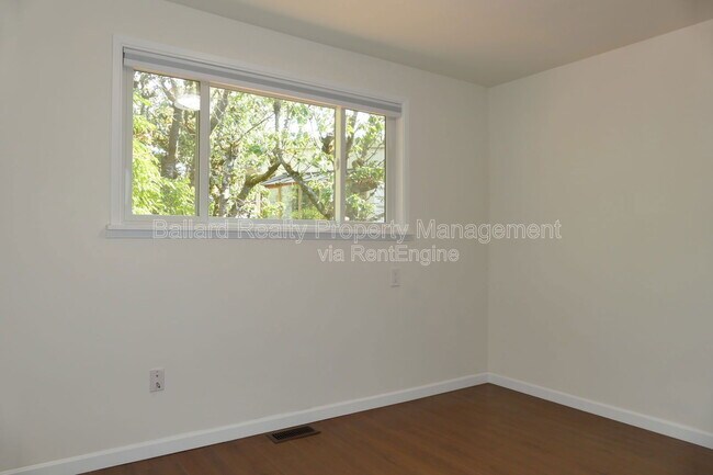 Building Photo - 2127 N 160th St