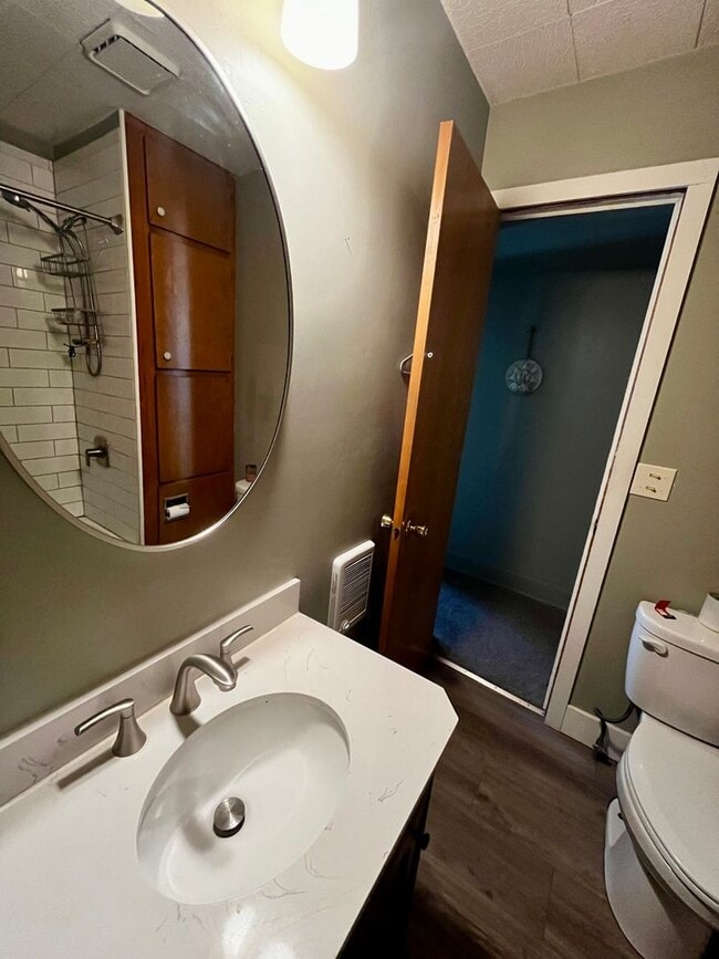 Building Photo - Amazing Downtown Location - 3 BR Home just...