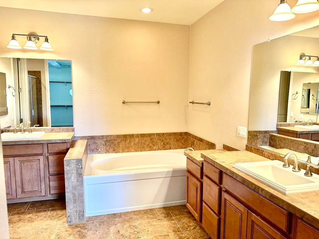 Building Photo - 722 E Sipapu Dr