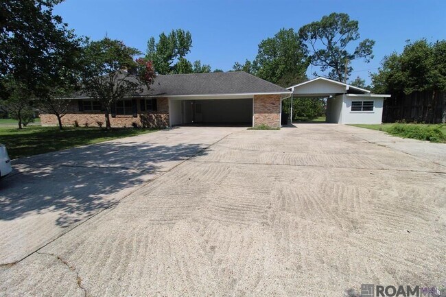 Building Photo - 11067 Goodwood Blvd