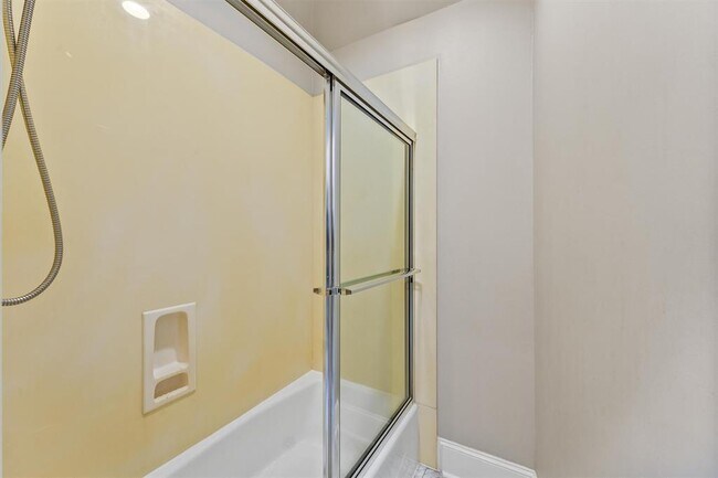 Building Photo - 3106 Sackett St
