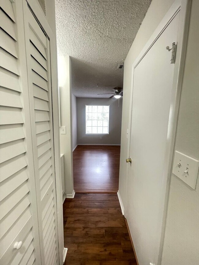 Building Photo - 1 Bed / 1 Bath Condo in Gated Comm. In Altamonte Springs, Available Now!!