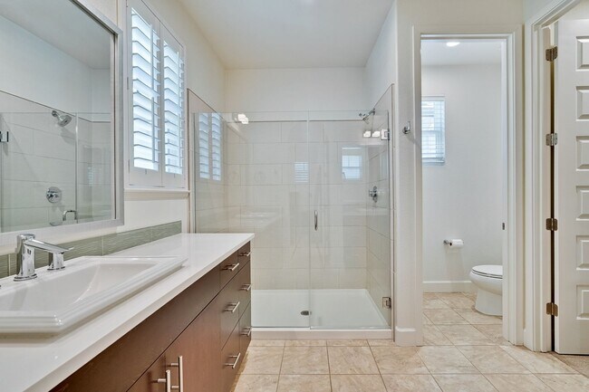 Building Photo - Modern Townhome in Prime Location — Walkab...