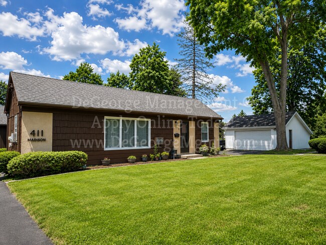 Building Photo - 2 Bedroom 1 Bath Ranch Apartment Home with washer dryer hookups for rent in Newark, NY