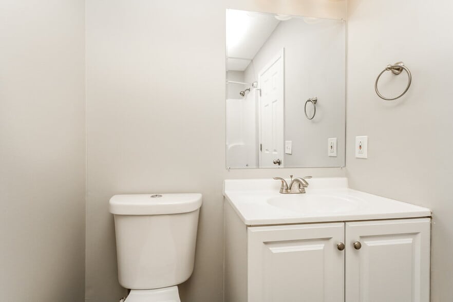 Building Photo - 1980 Old Castle Dr