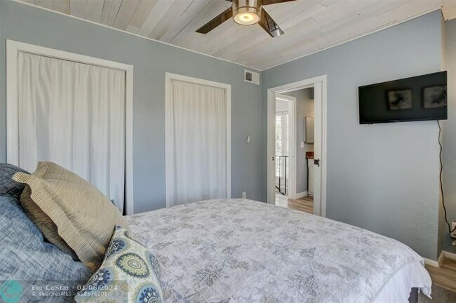 Building Photo - 2708 NE 14th Street Causeway