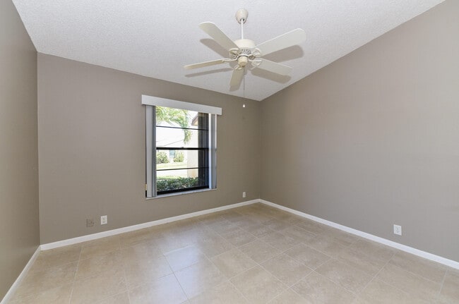 Building Photo - 7914 SE Villa Cir