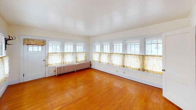 Building Photo - 206 W Custer Park St