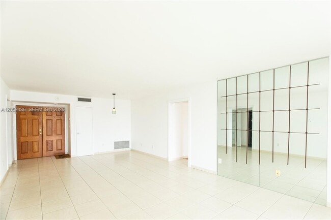 Building Photo - 1420 Brickell Bay Dr
