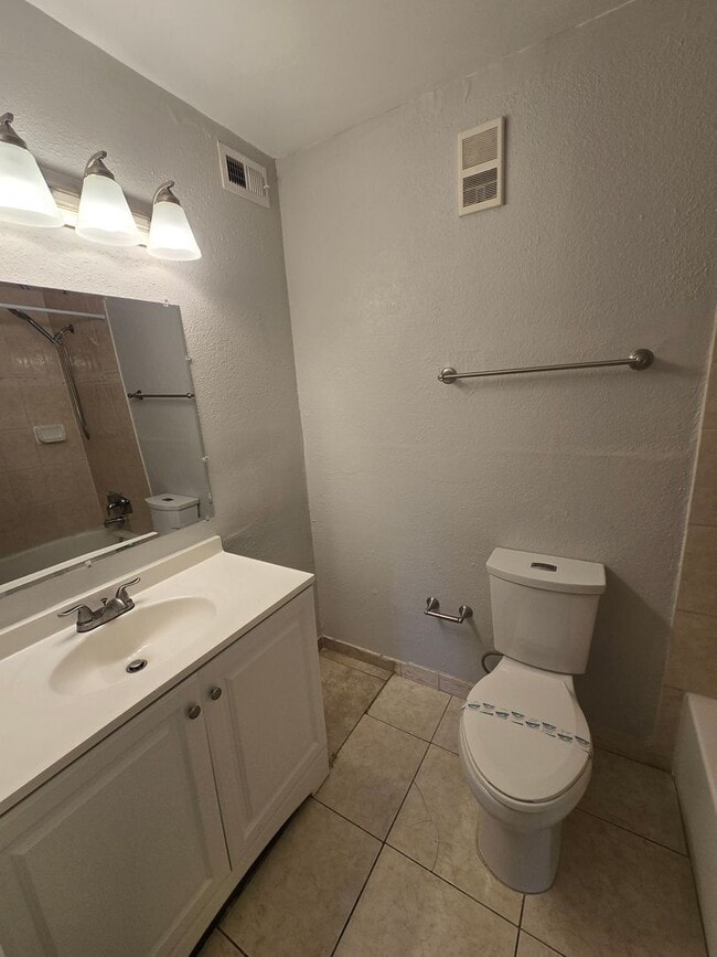 Building Photo - 1BR / 1BA Condo For Rent  - Move in specia...