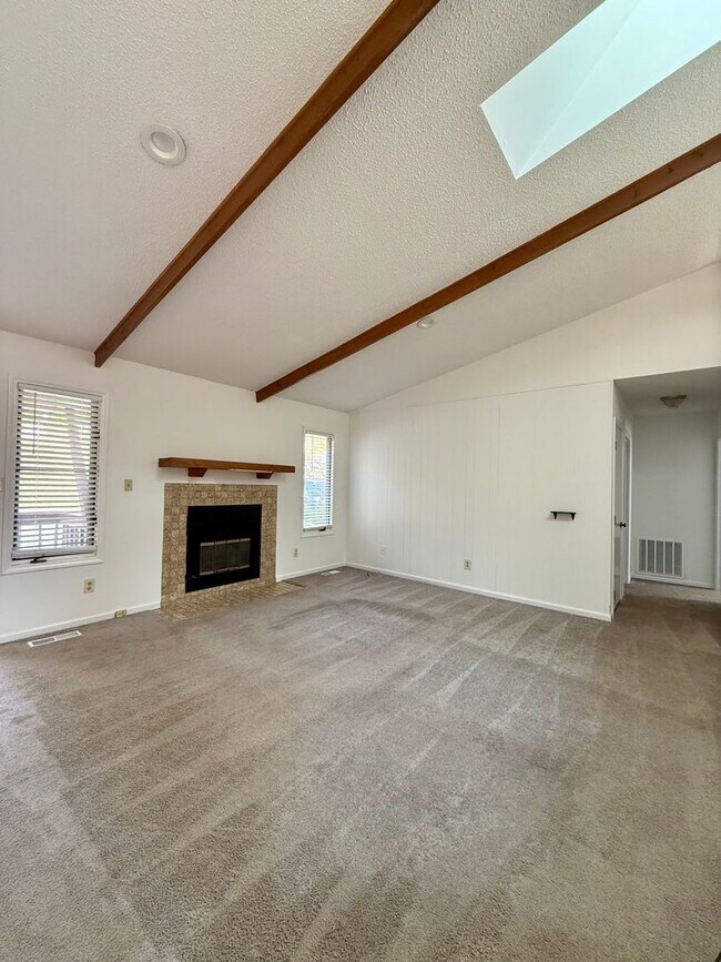 Building Photo - Two Bedroom Duplex with Garage and Storage / North Asheville