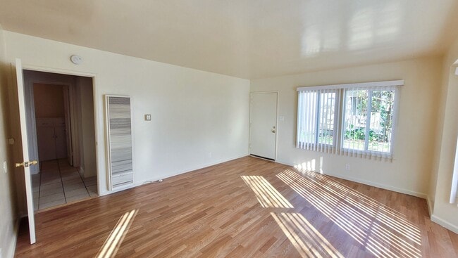 Building Photo - m12307