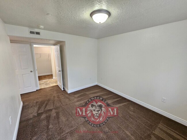Building Photo - 104 E Resaca Dr