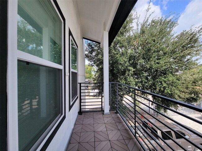 Building Photo - 5019 Creekmont Dr