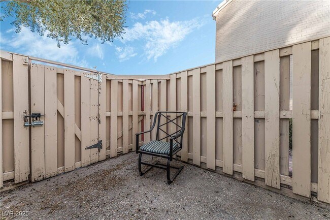 Building Photo - 1038 Tam O Shanter