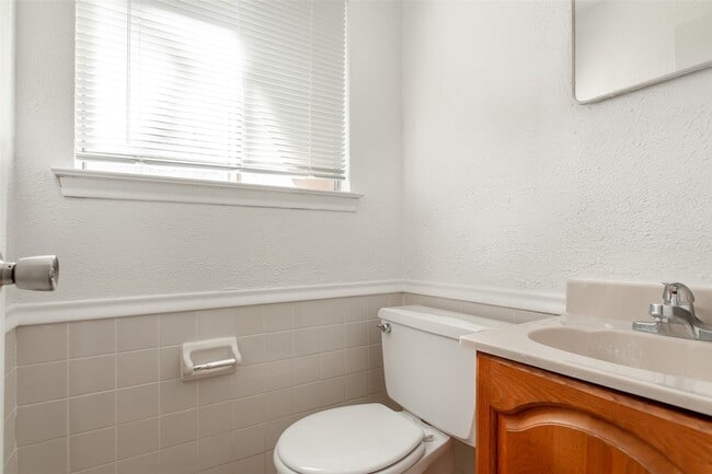 Building Photo - 2121 Travis Dr