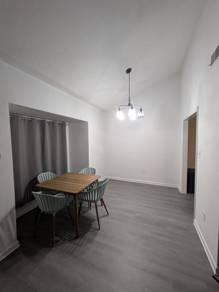 Building Photo - 5626 Carisbrooke Ln